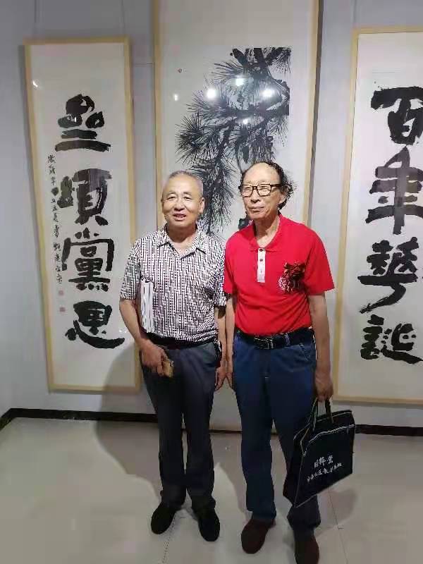 艺术家张连富与作者刘培华合影.jpg
